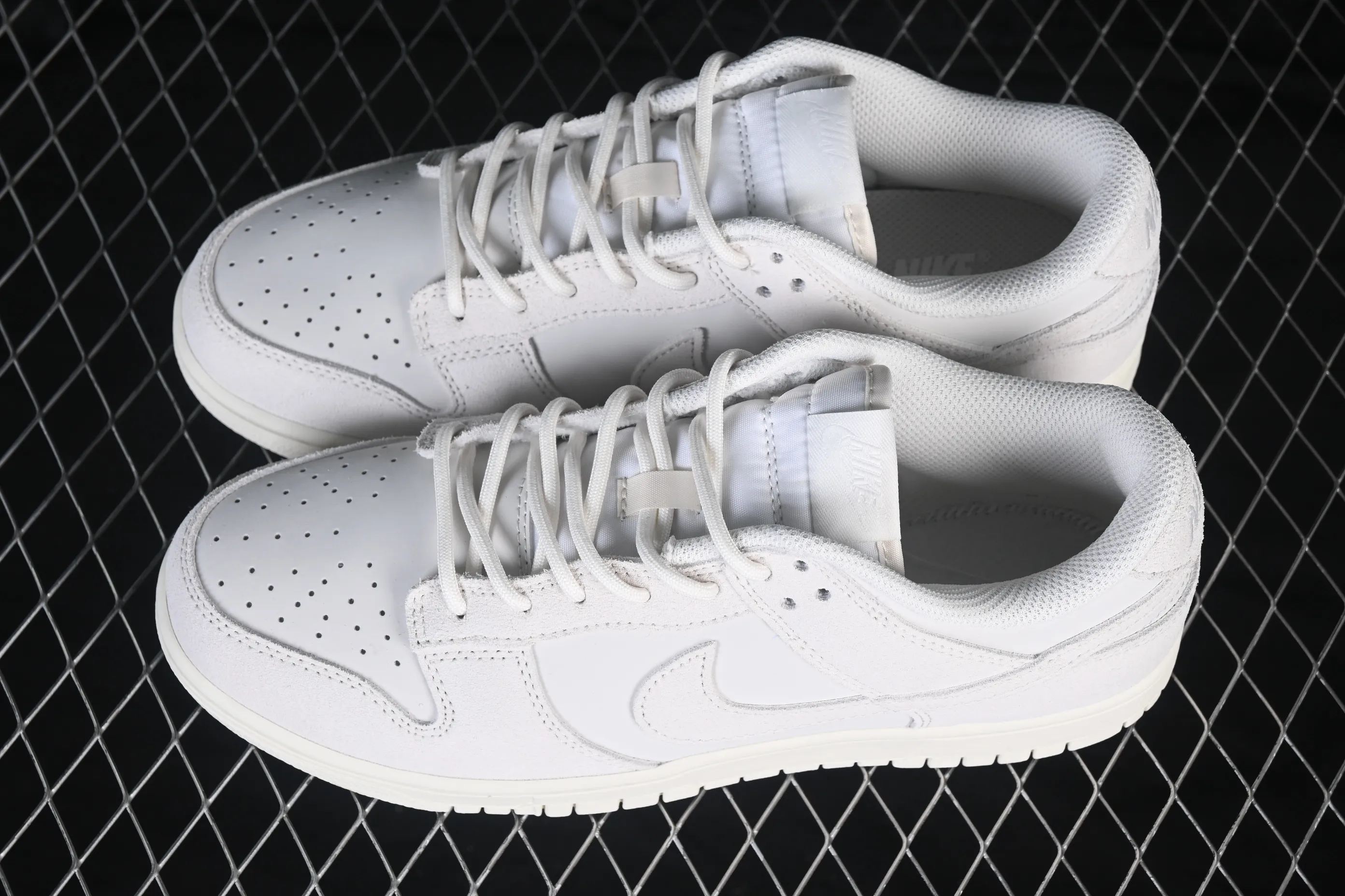 All categories Nk SB Dunk series Nk SB Dunk Low low-top sneakers Nike SB Dunk Low suede white low-top casual sneakers IB6651-003